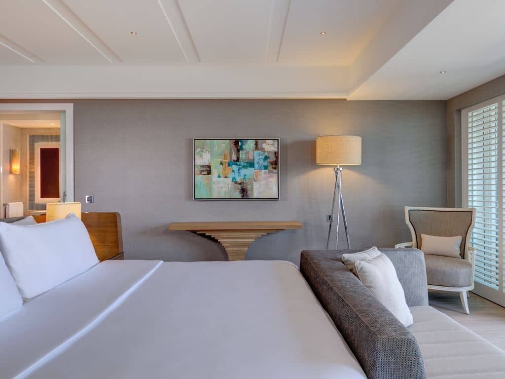 rooms-deluxe-marine-suite-sea-view-balcony