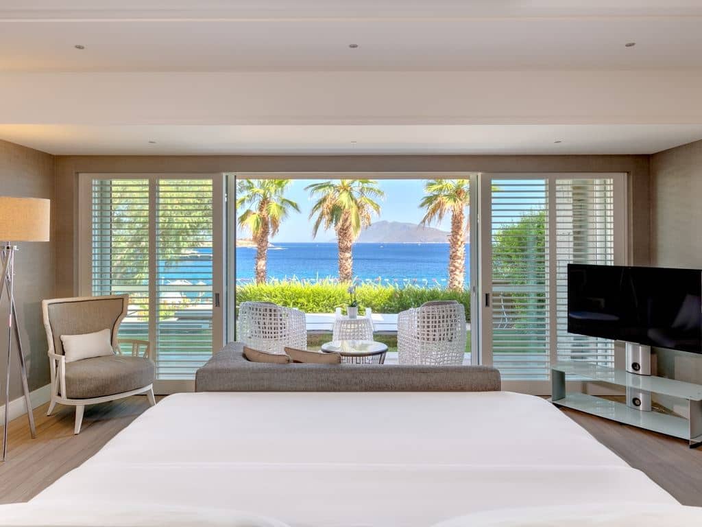 rooms-deluxe-marine-suite-sea-view-balcony