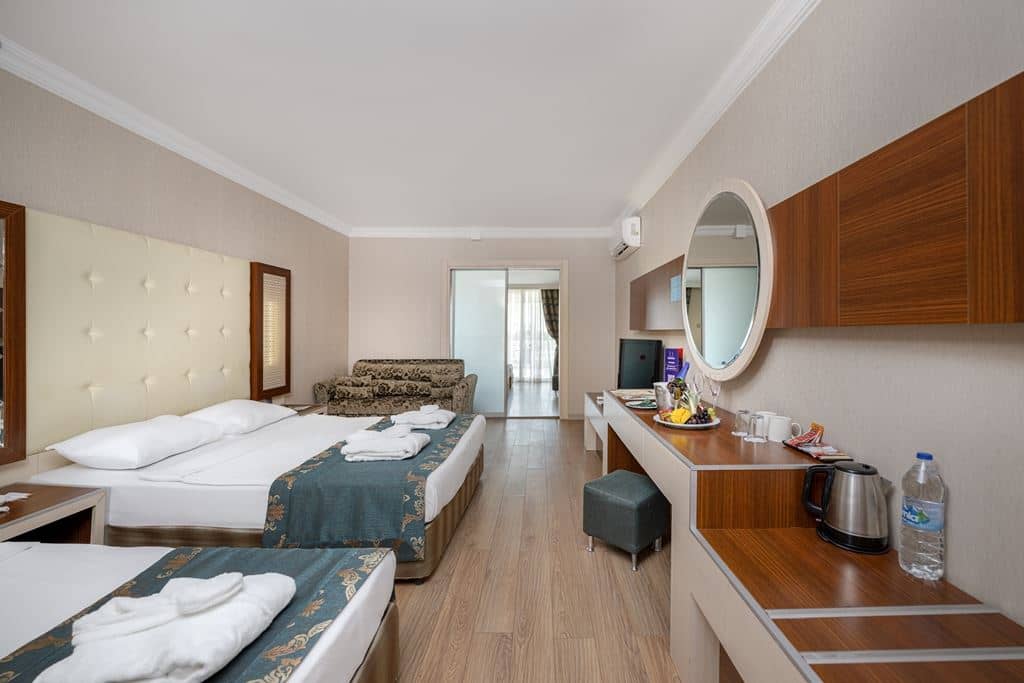 rooms-coral-large-room