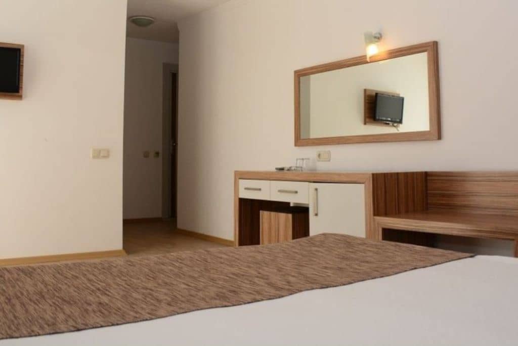 rooms-coral-room
