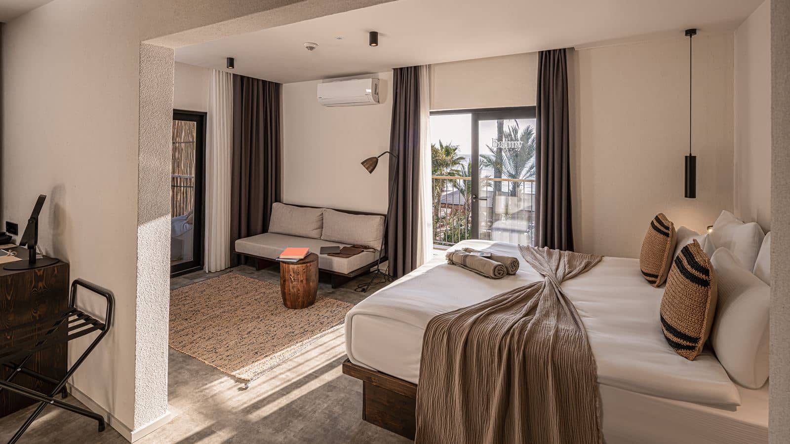 rooms-deluxe-suite-room-sea-view