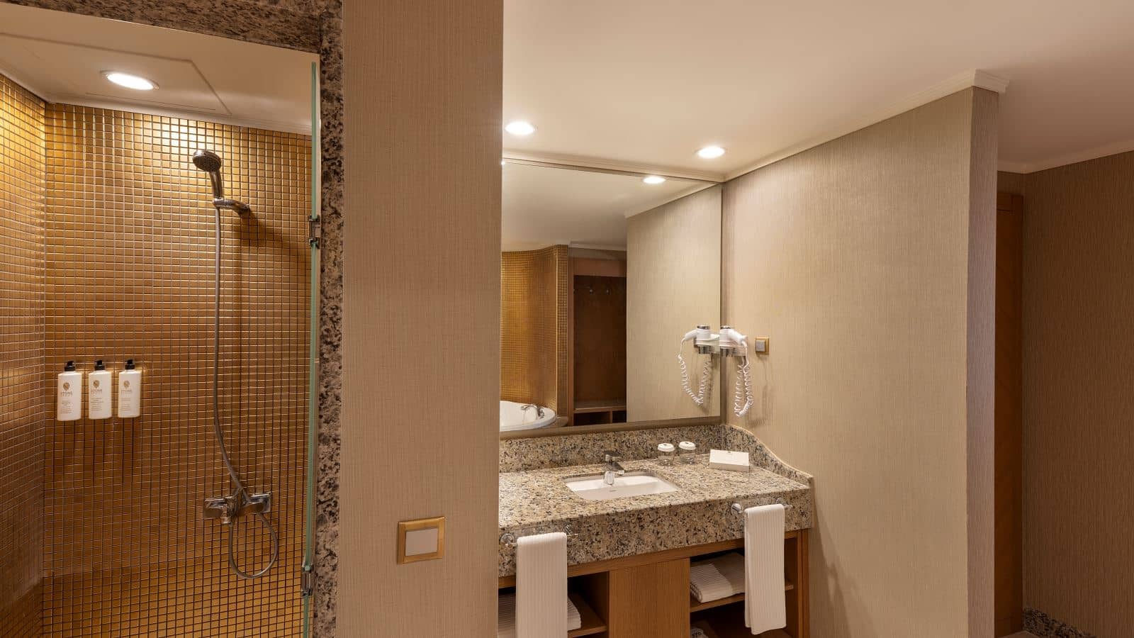 rooms-deluxe-suite