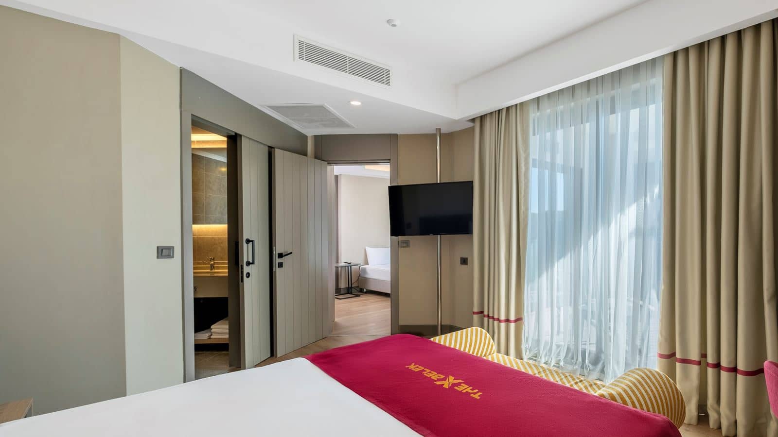 rooms-family-room-with-connection-door