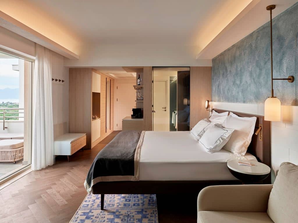 rooms-corner-suite-with-jacuzzi-and-sea-view