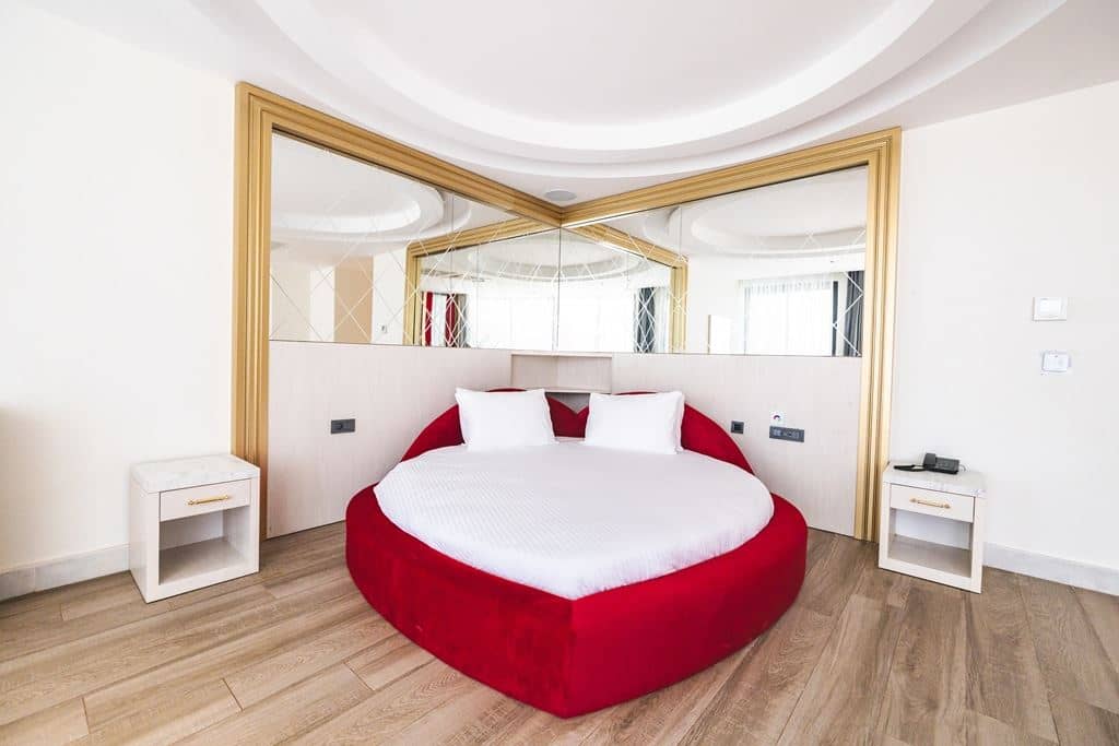 rooms-deluxe-suite-partial-sea-view-room