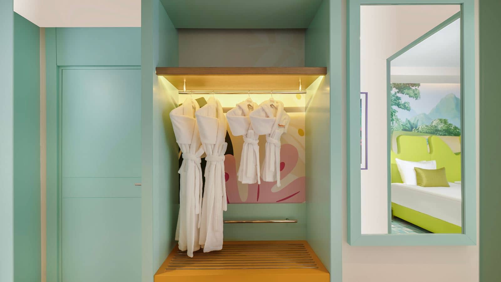 rooms-themed-deluxe-room