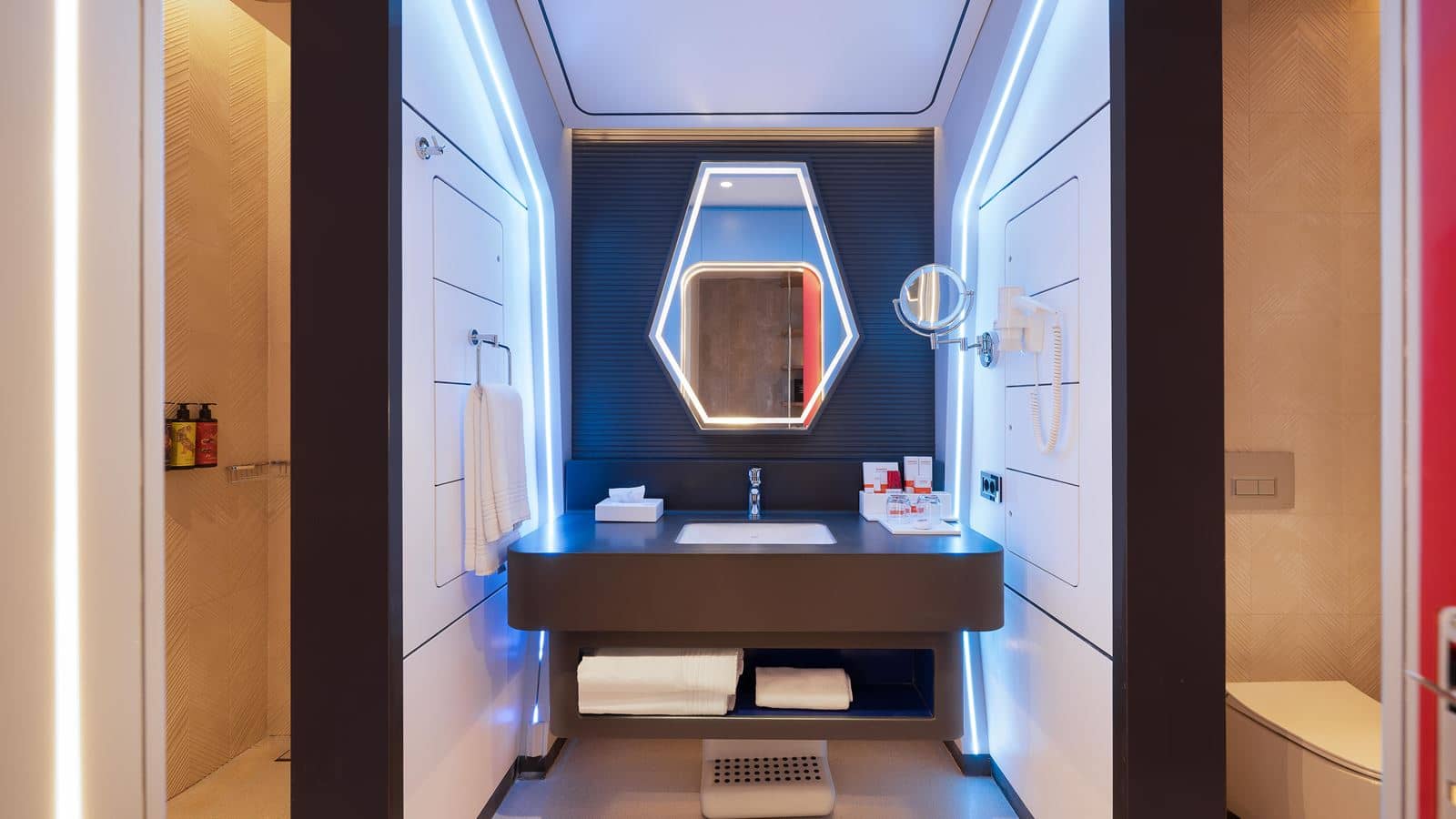 rooms-themed-iconic-suite