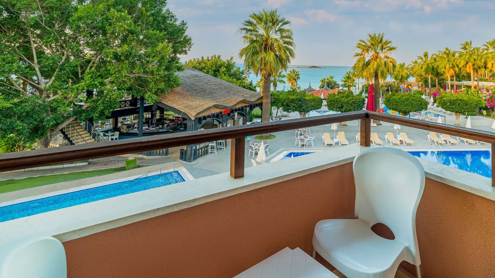 rooms-coral-room