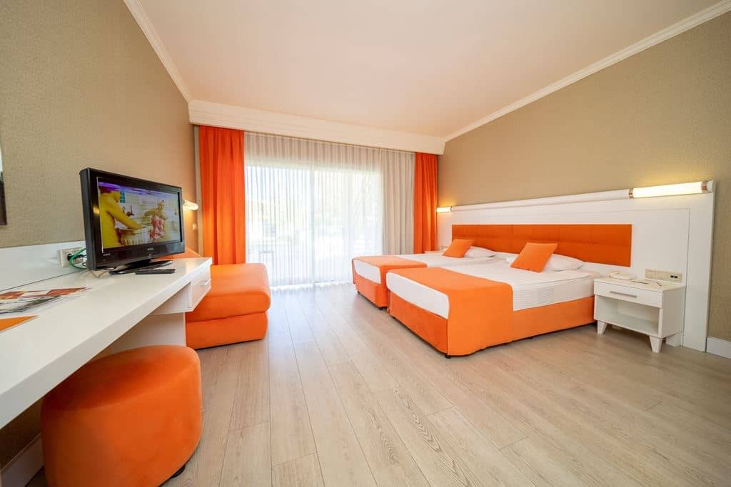 rooms-villalake-standard-room-garden-view