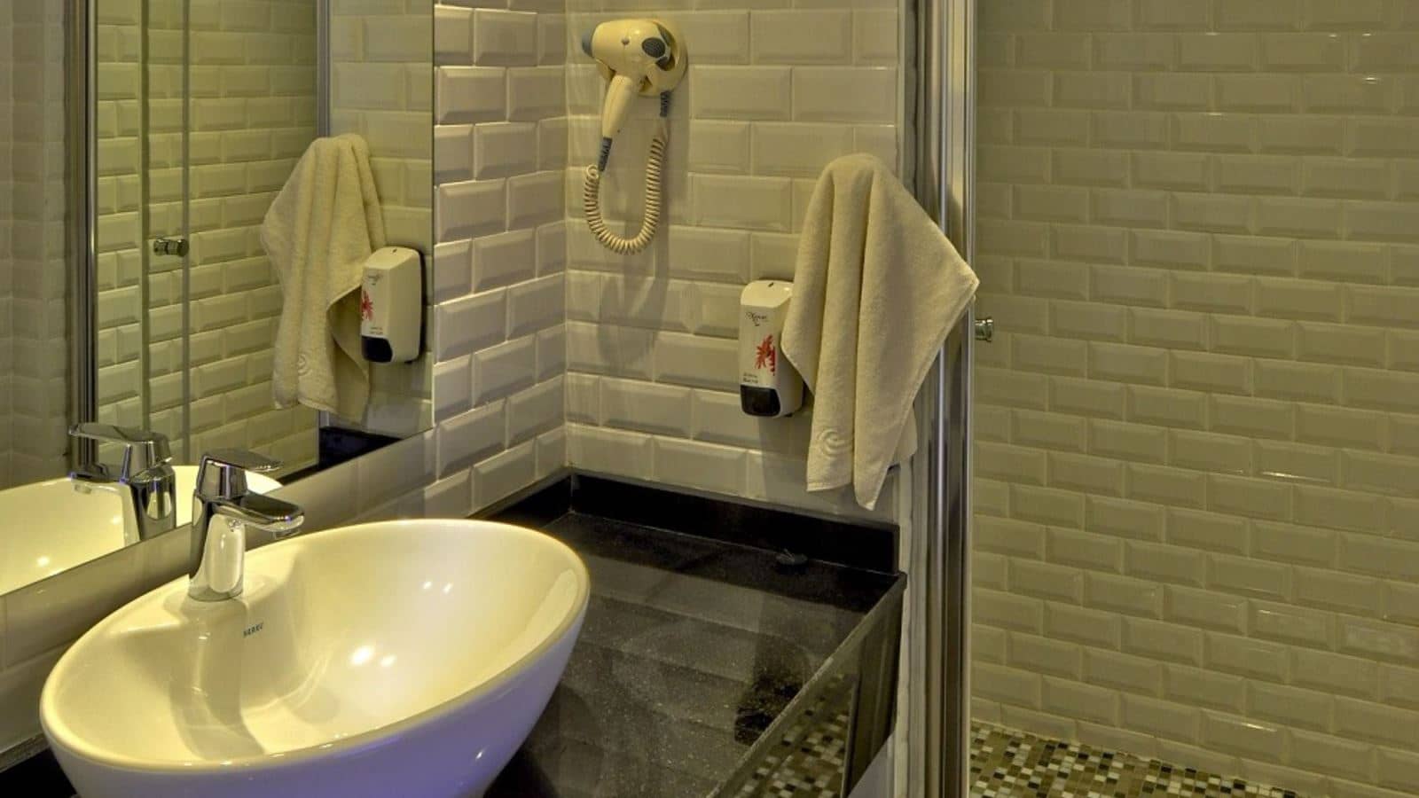 rooms-family-swim-up-room