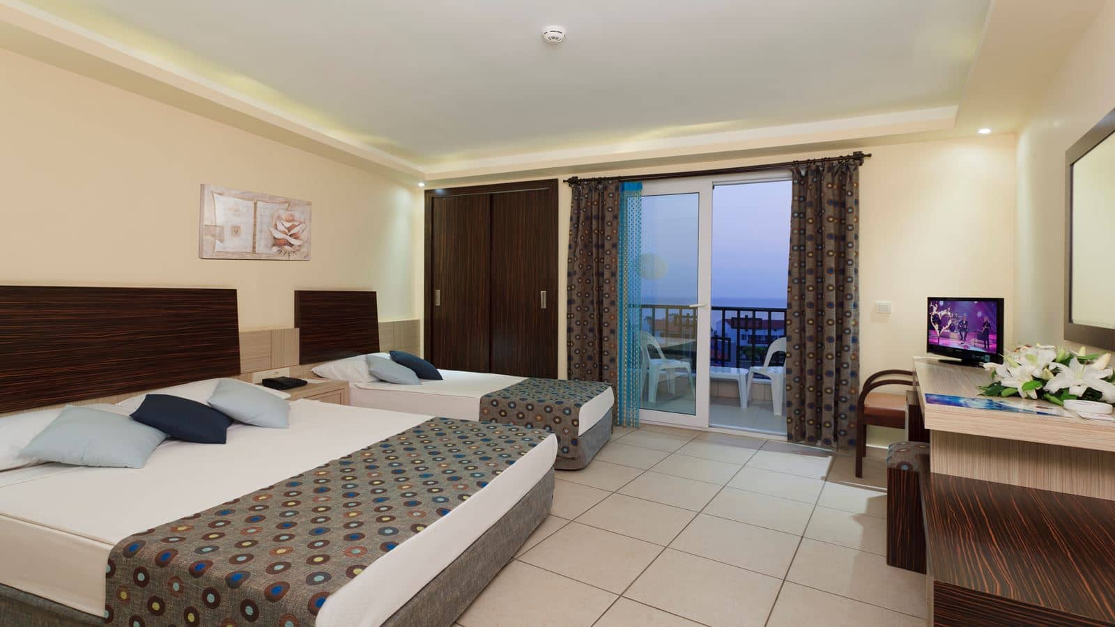 rooms-coral-room