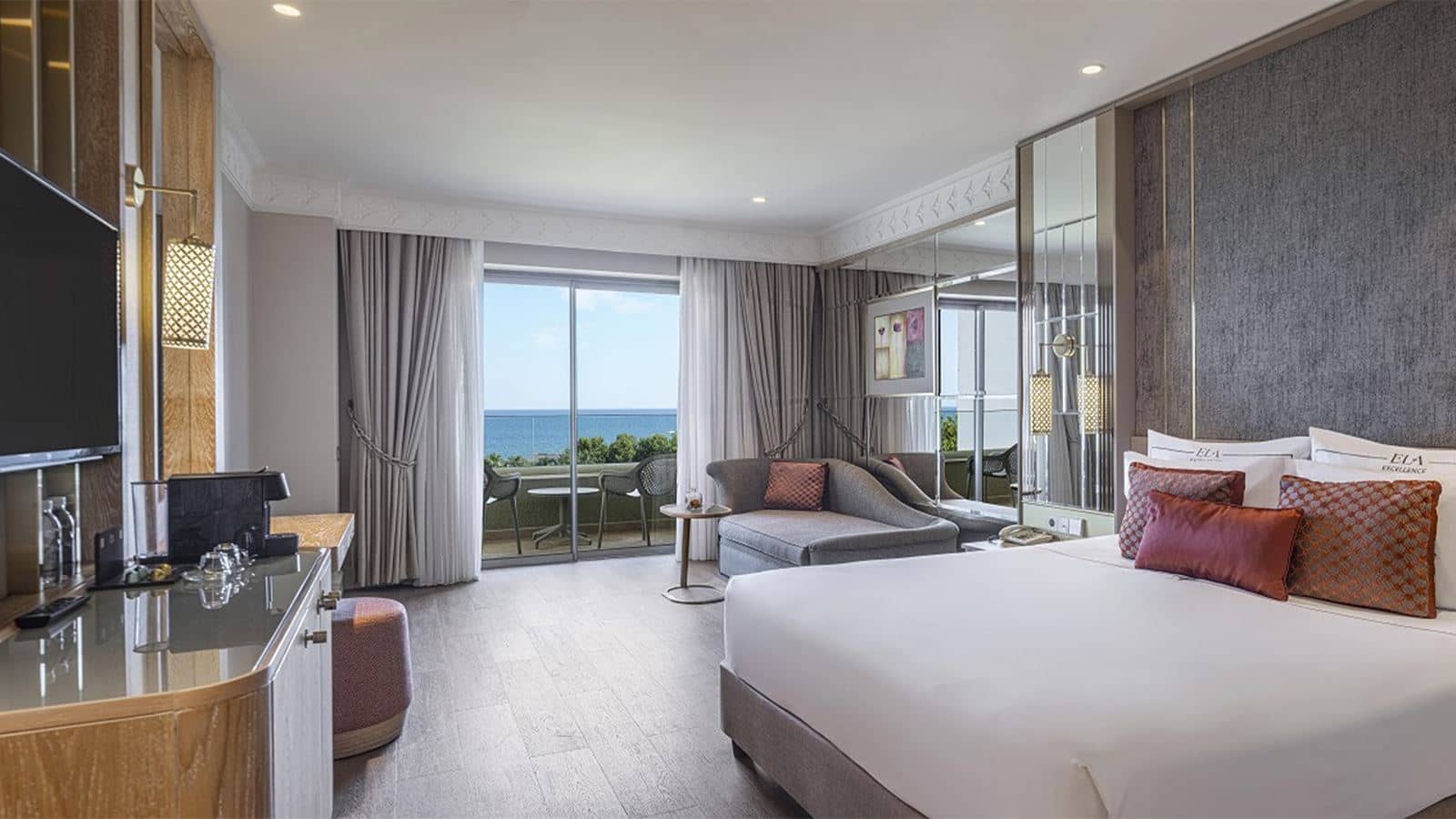 rooms-coral-room