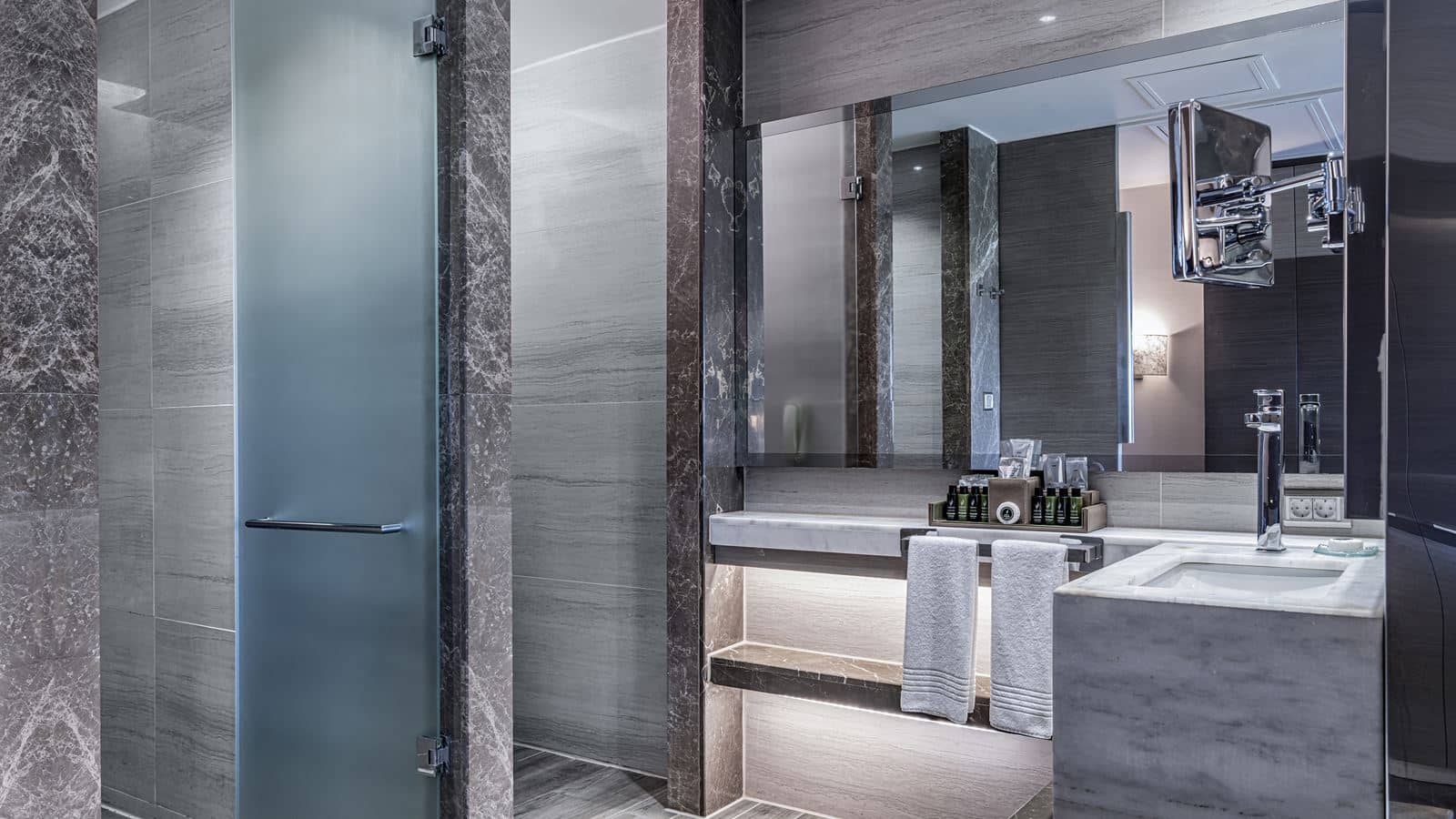 rooms-deluxe-family-room