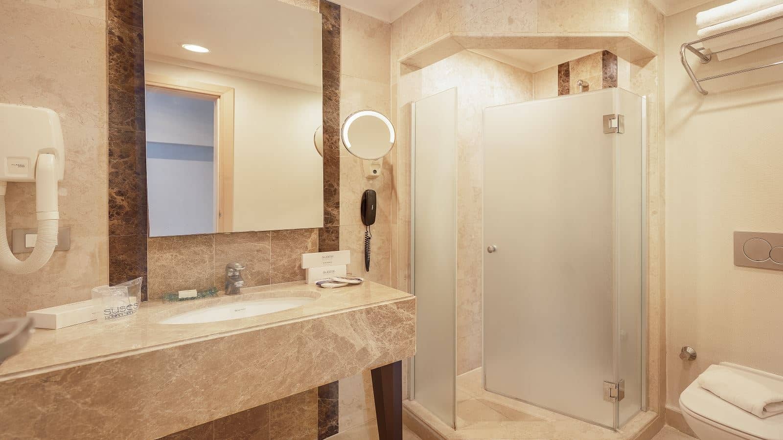rooms-love-lake-suite