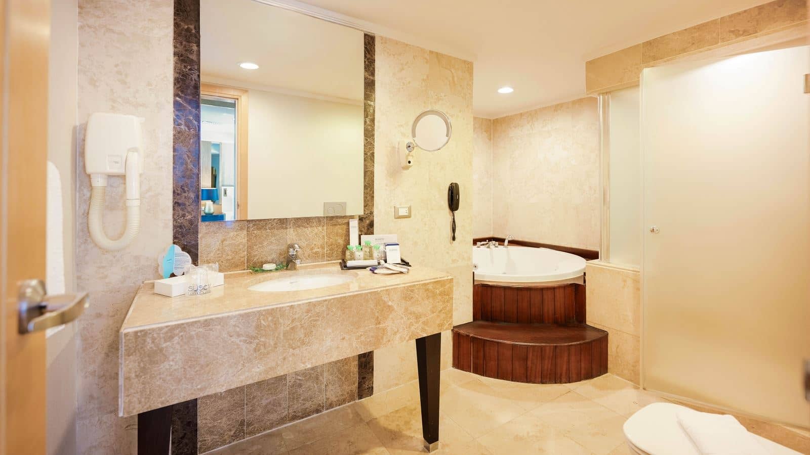rooms-lake-suite-swim-up-room