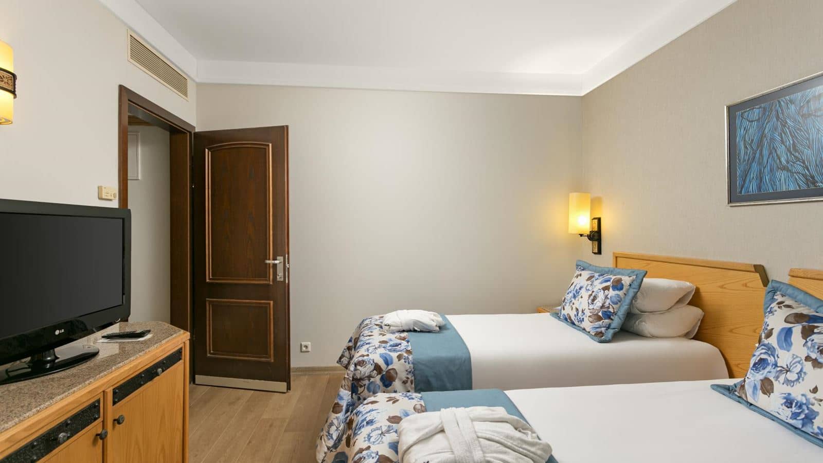 rooms-coral-room