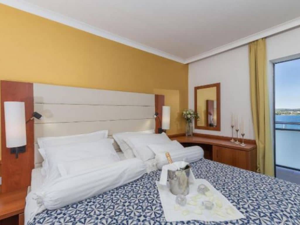 rooms-single-wchild-comfort-room-park-view-balcony