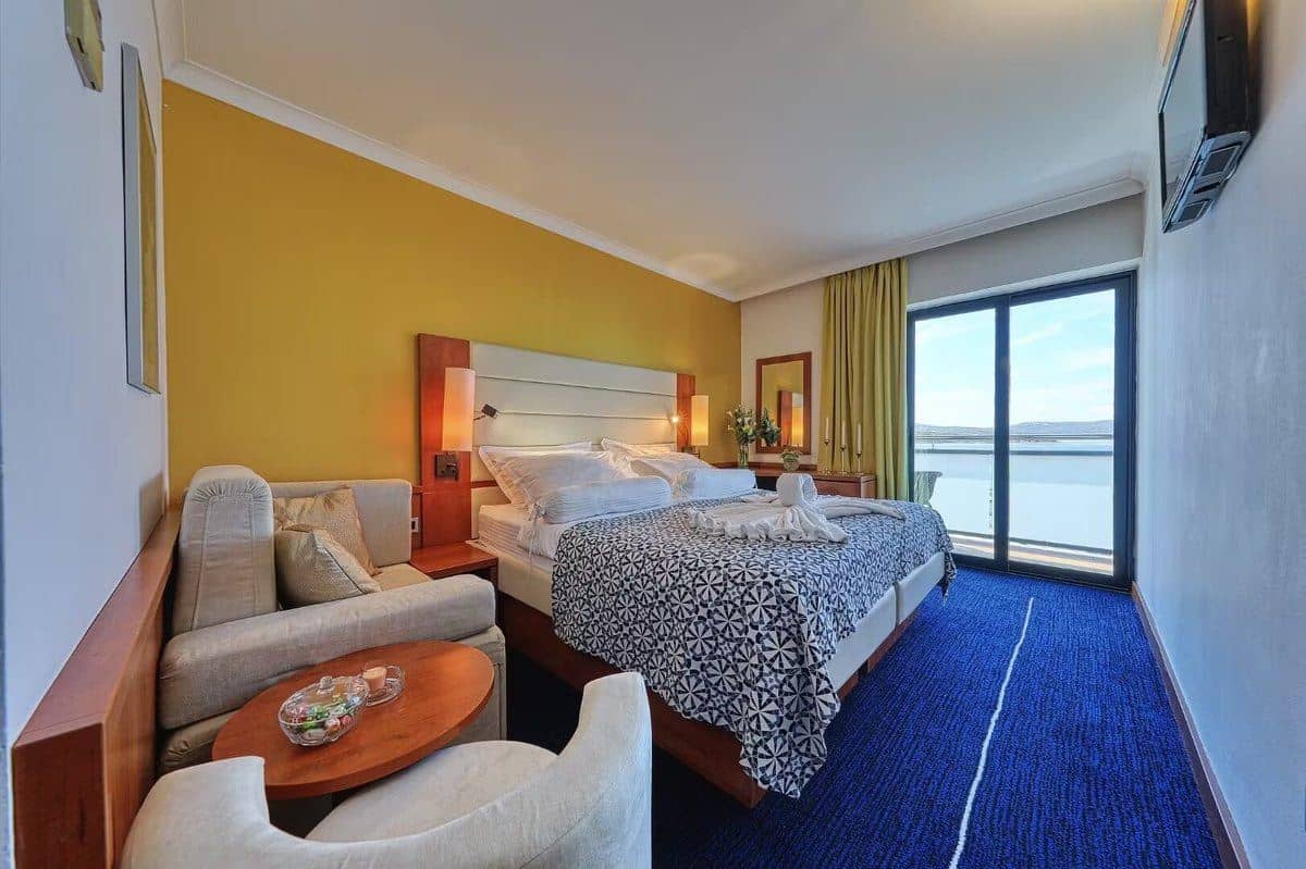 rooms-superior-room-seaview-balcony