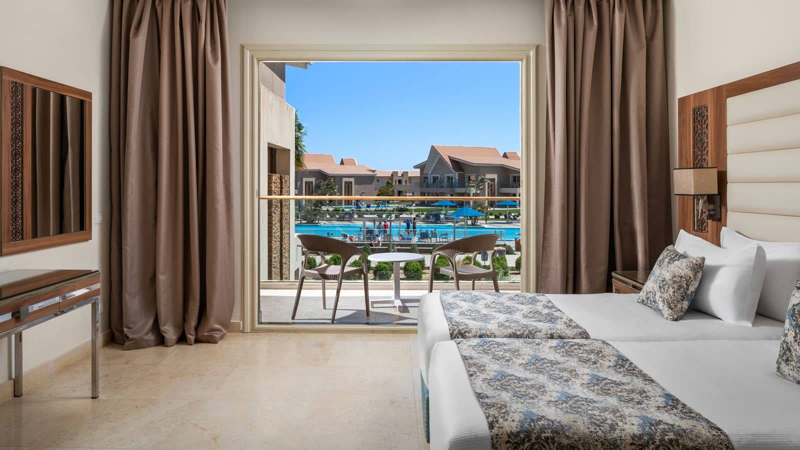 rooms-family-room-pool-view