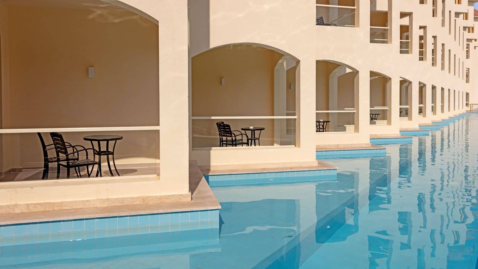 rooms-main-building-superior-swim-up-room