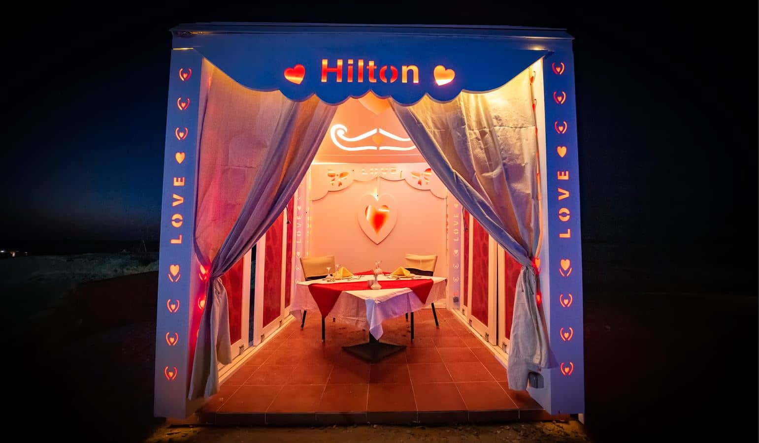 restaurants-romantic-beach-tent