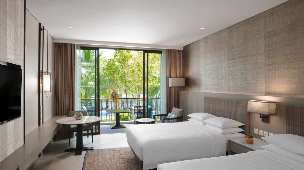 rooms-deluxe-pool-view
