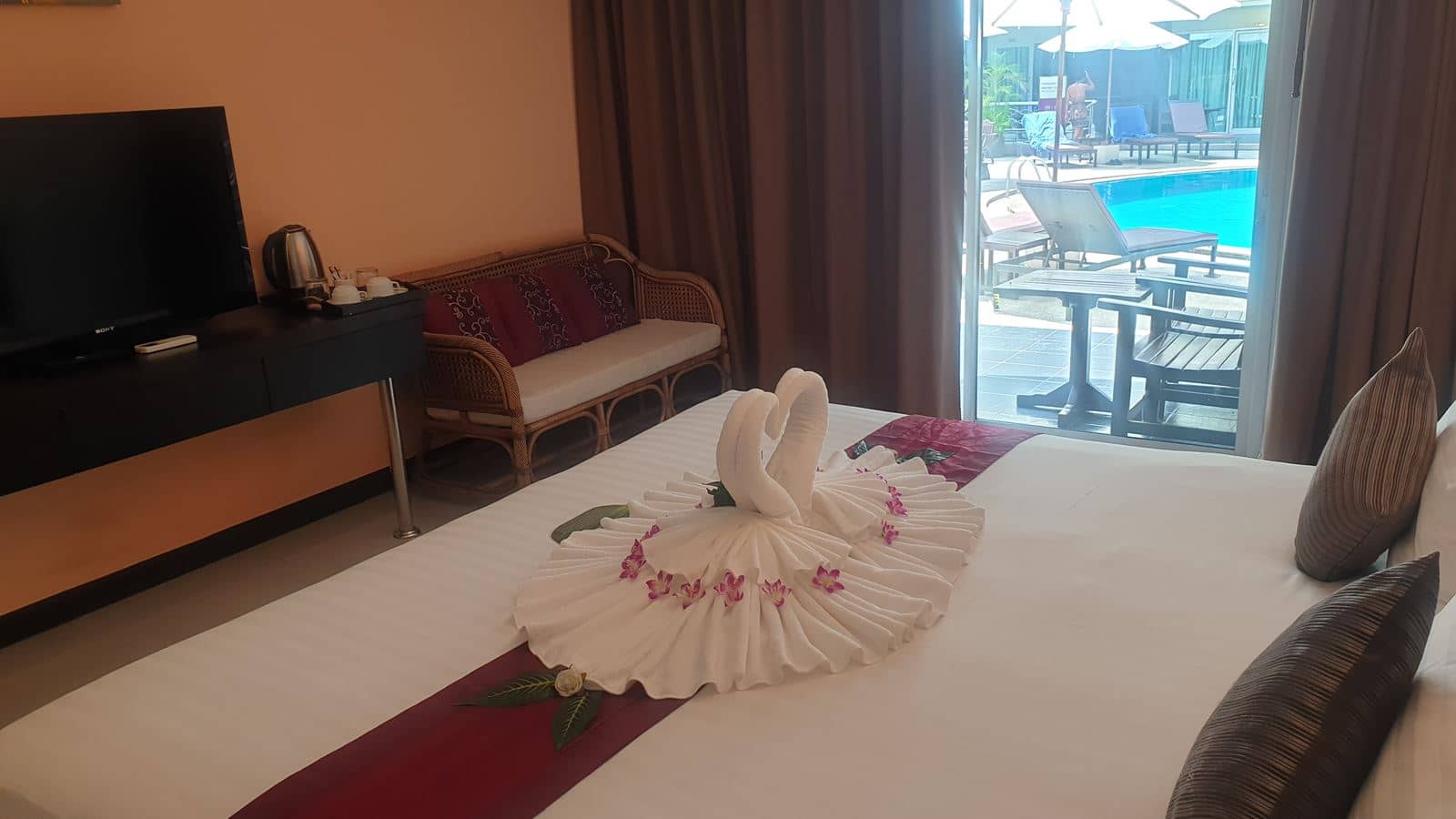 rooms-deluxe-pool-access-room