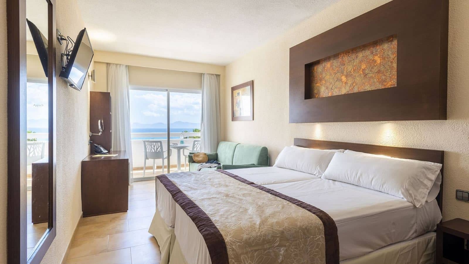 rooms-family-room--quadruble-room-with-sofabed-balcony