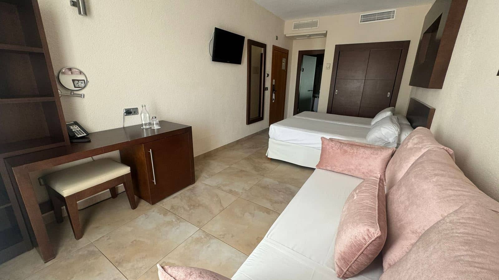 rooms-family-room--quadruble-room-with-sofabed-balcony