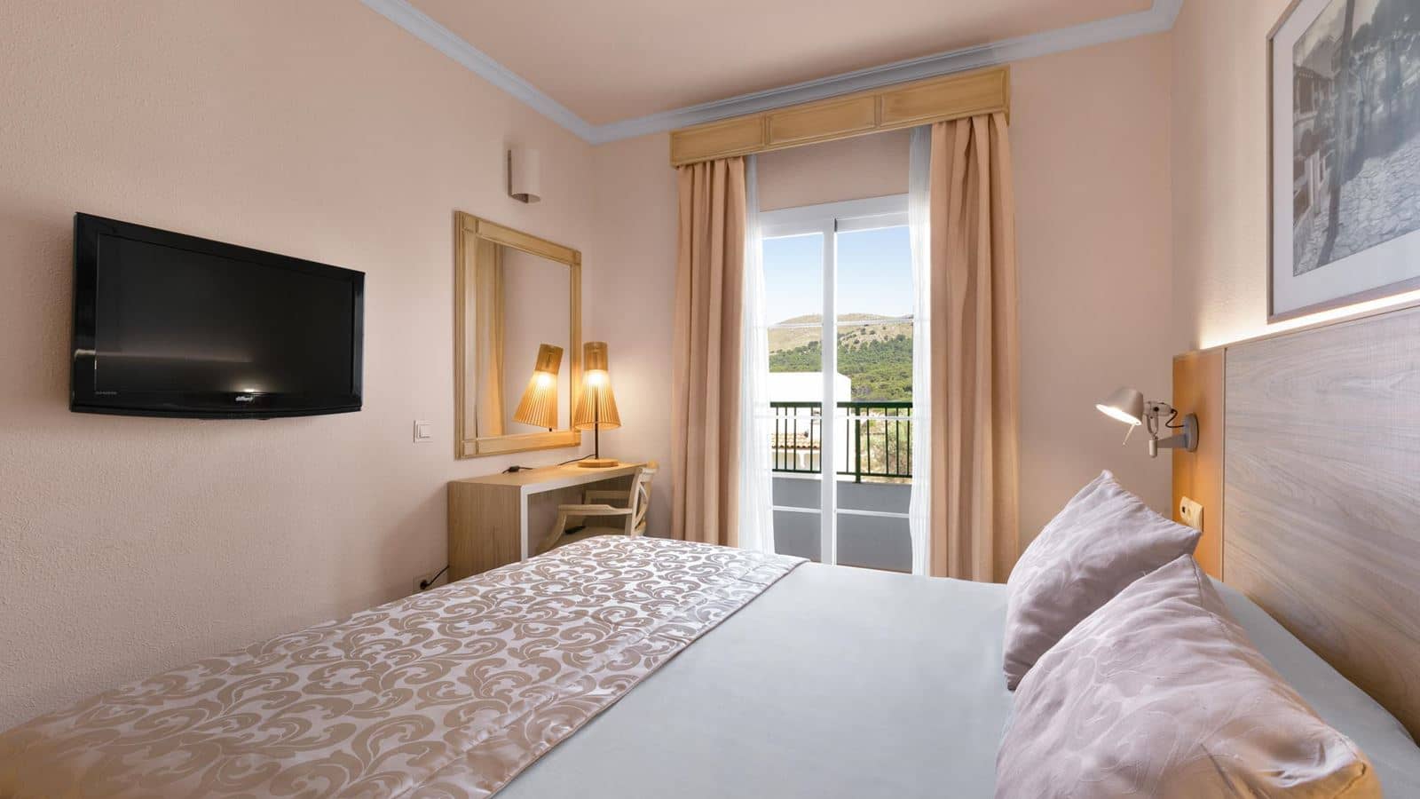 rooms-apt-1-bedroom-balcony-or-terrace