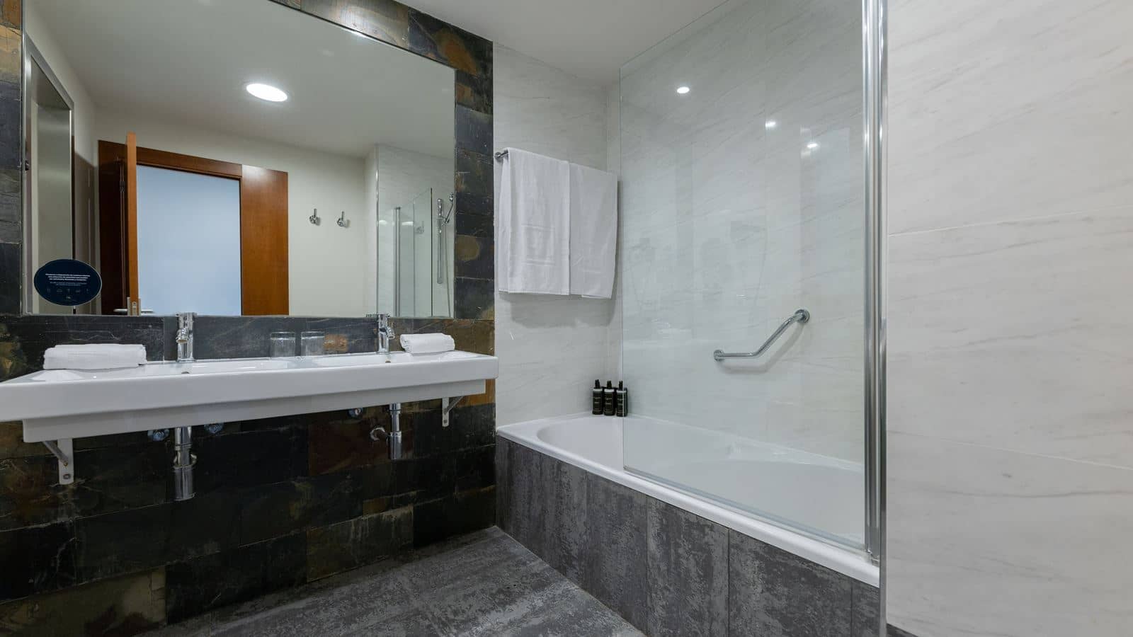 rooms-junior-suite-lateral-sea-view-with-balcony-junior-suite-sea-view