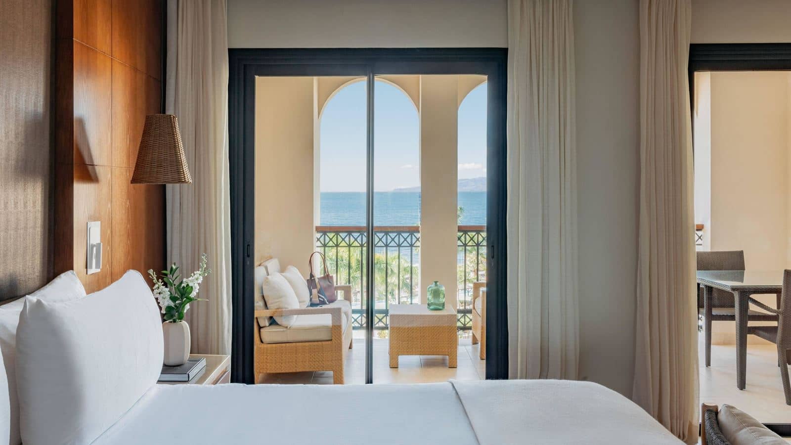 rooms-red-level-junior-suite-ocean-front