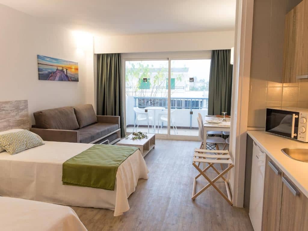rooms-studio-balcony-or-terrace