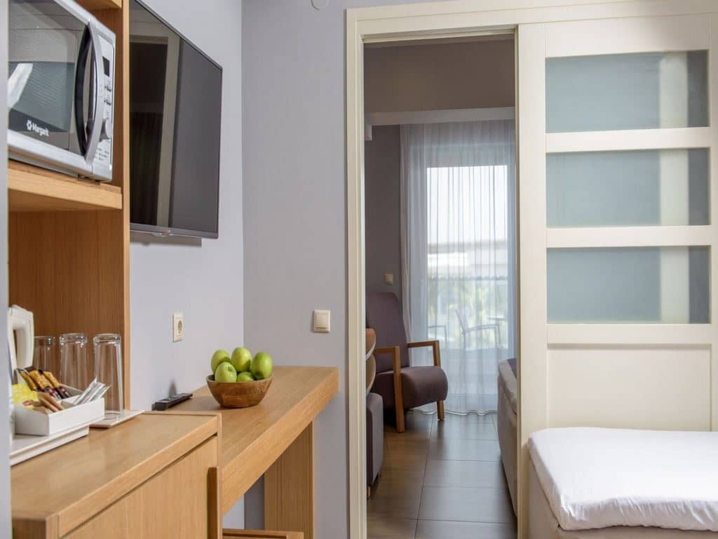 rooms-family-garden-view-sliding-door