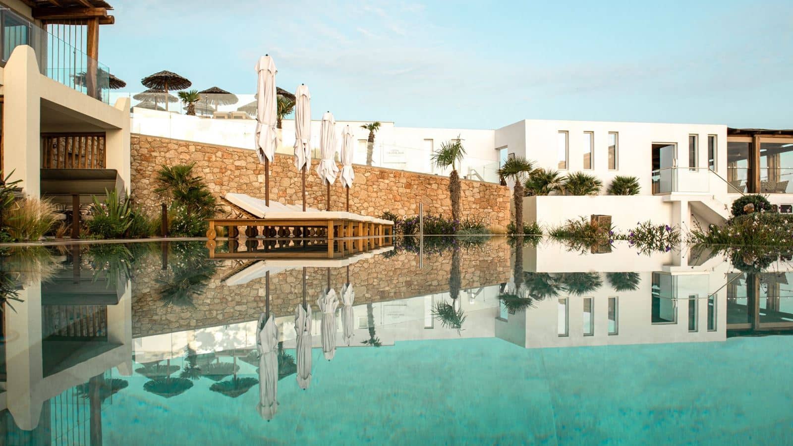 rooms-superior-double-swim-up-sharing-pool-sea-front