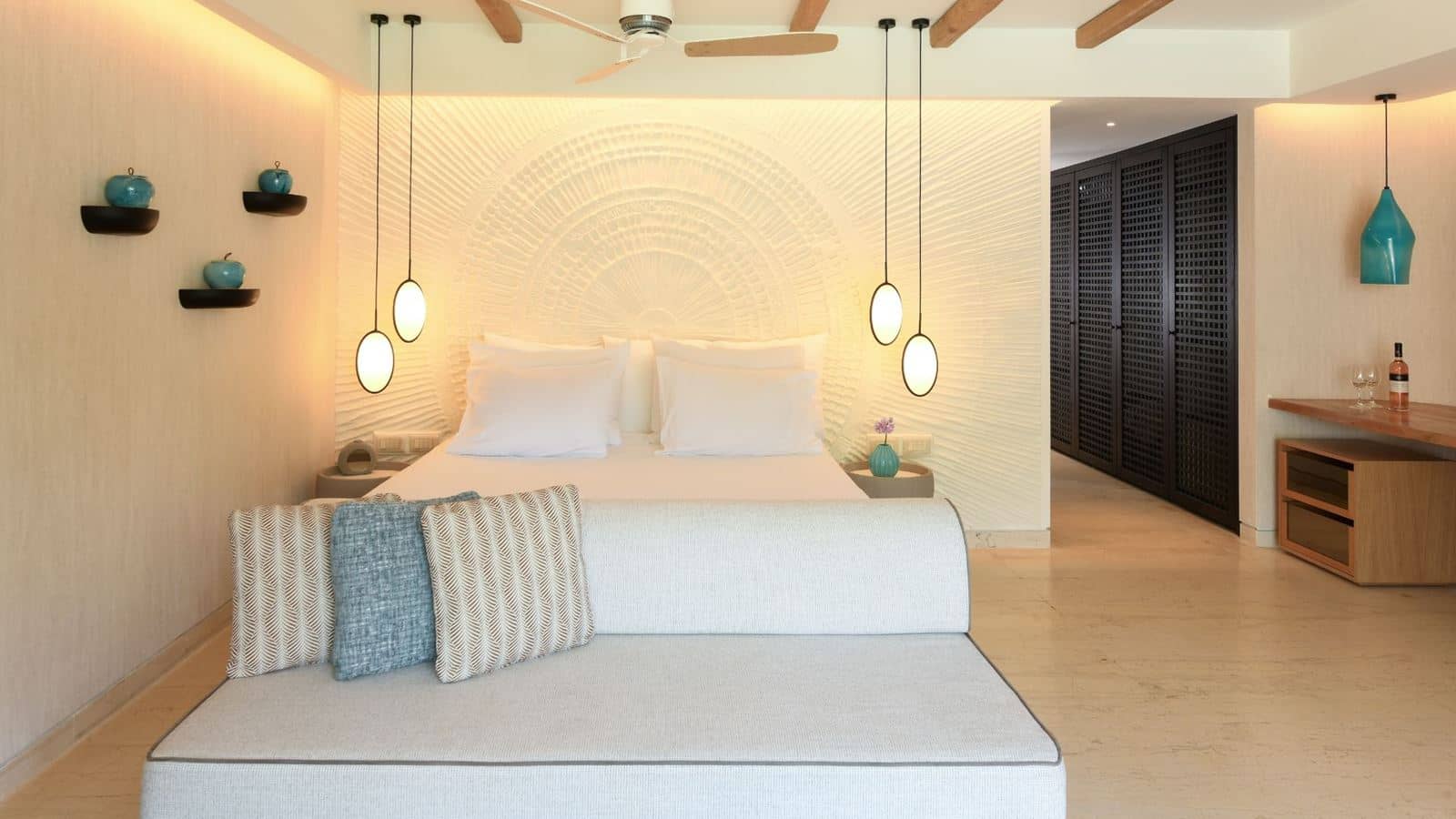 rooms-junior-suite-swim-up-sharing-pool