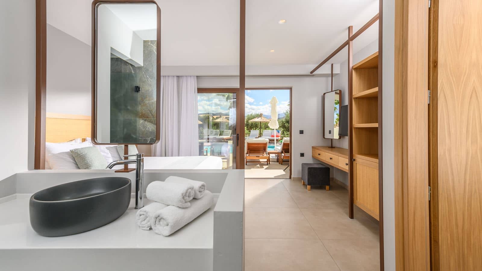 rooms-suite-family-sharing-pool