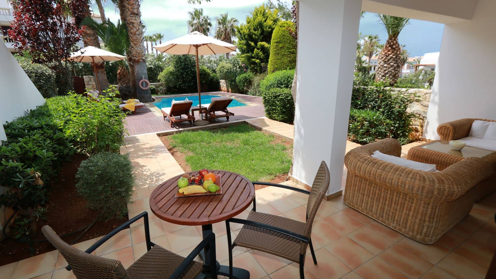 rooms-vip-suite-shared-pool
