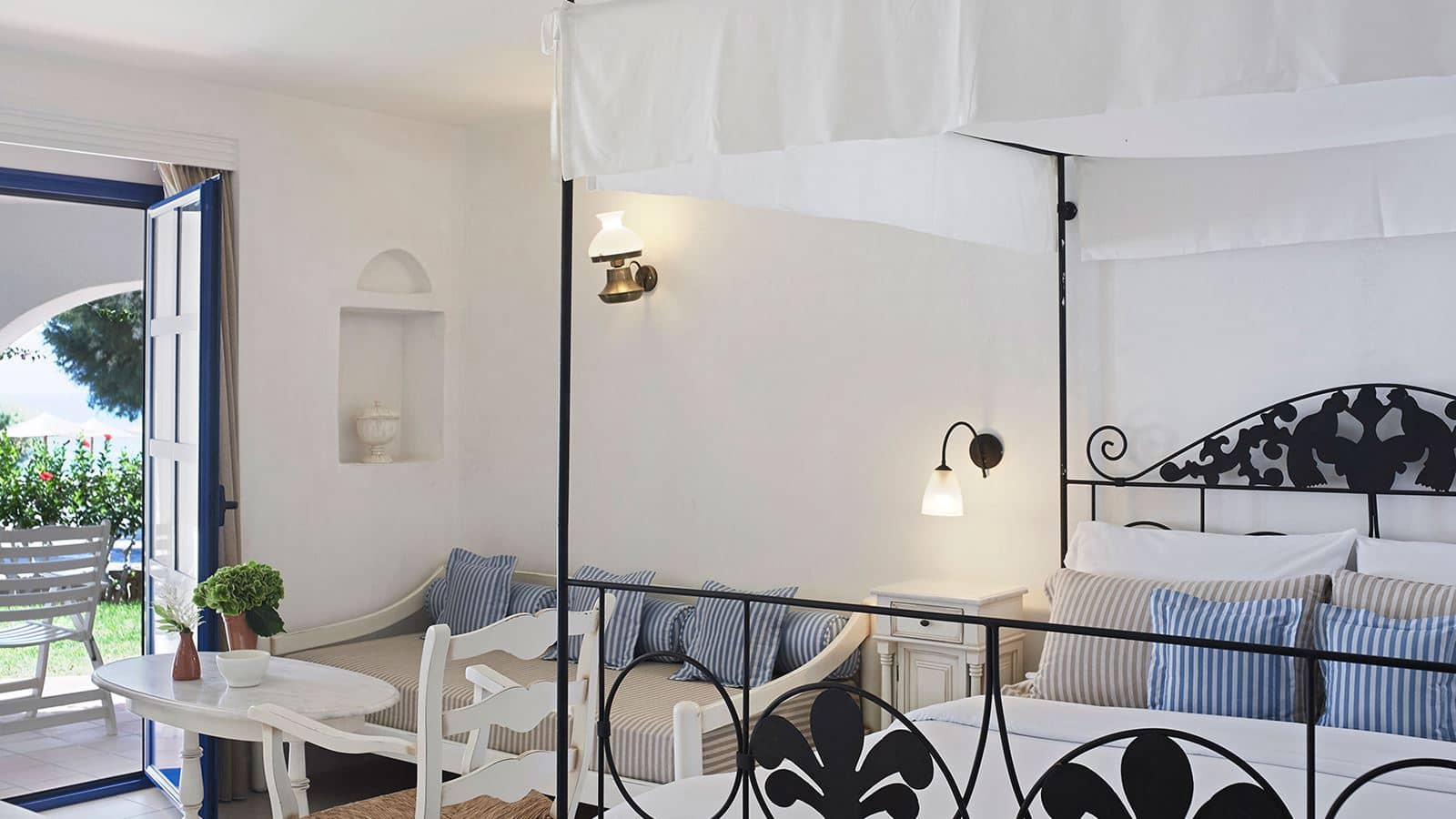 rooms-premium-sea-front-bungalow