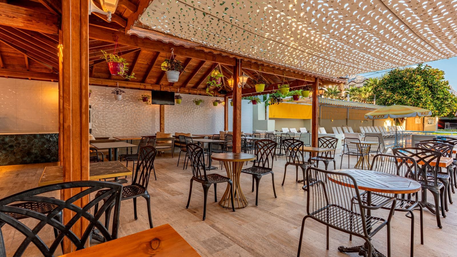 restaurants-pool-bar