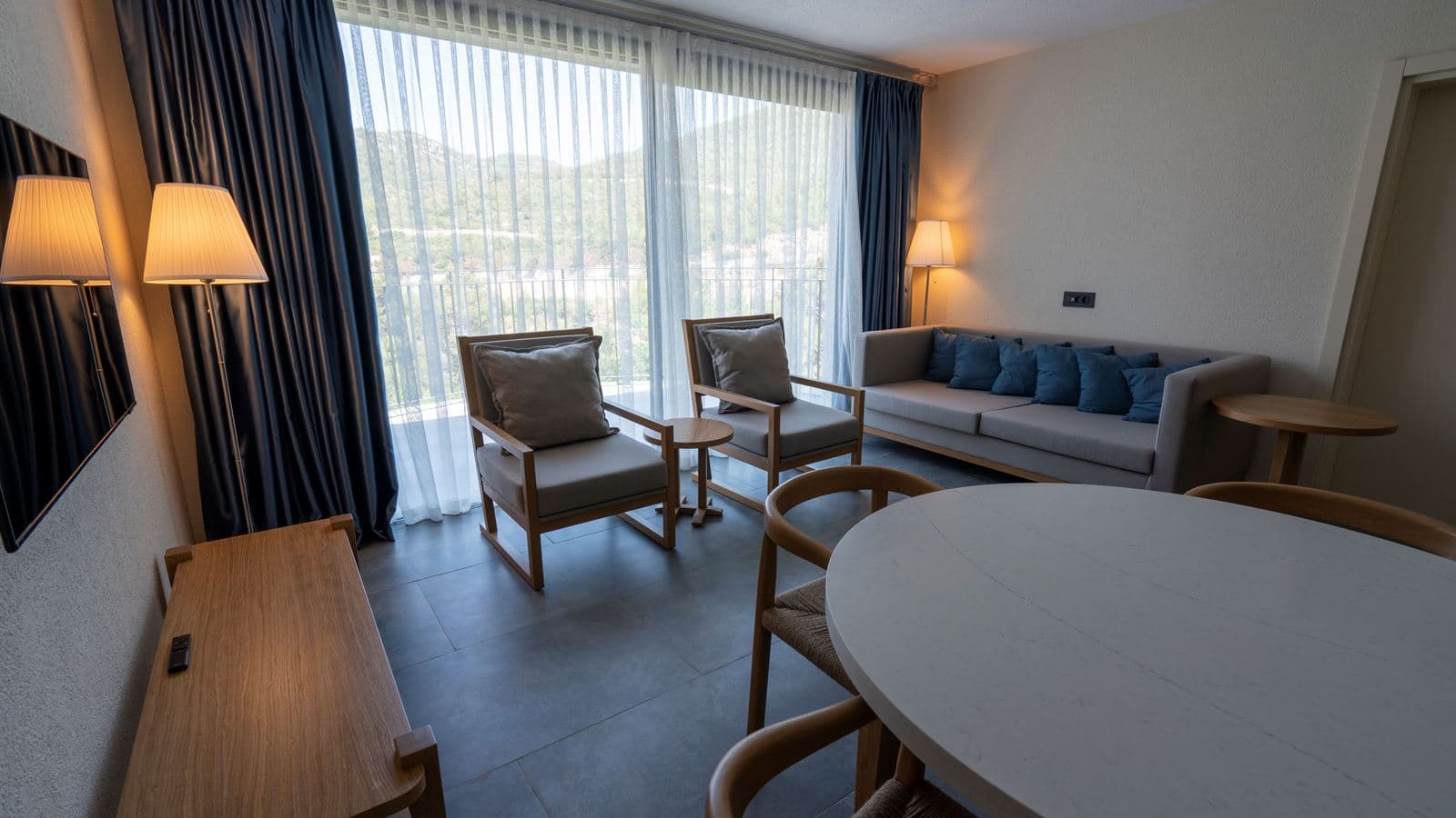 rooms-deluxe-fam-suit-sv
