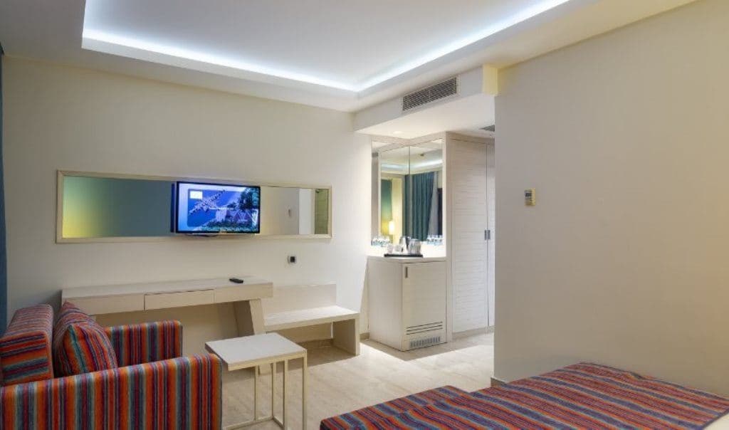 rooms-coral-room