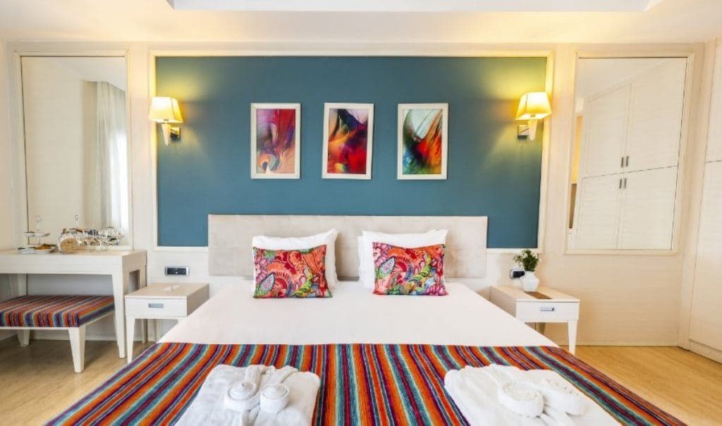 rooms-coral-room