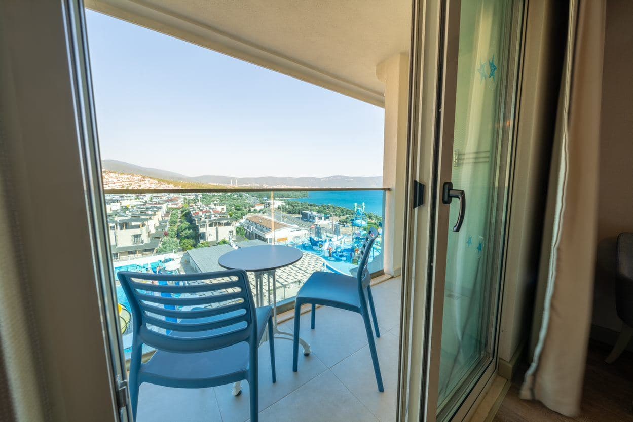 rooms-family-room-with-side-sea-view