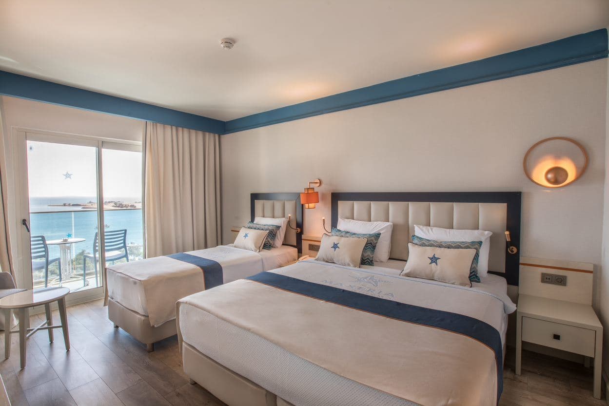 rooms-standard-side-sea-view-room-with-balcony