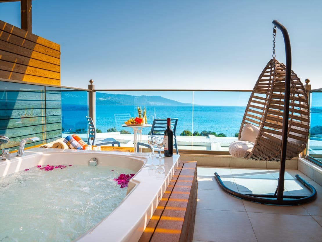 rooms-standart-deluxe-room-sea-view-with-jacuzzi