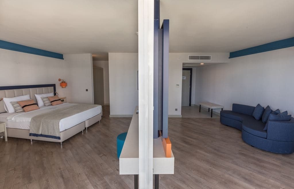 rooms-junior-suite-sea-view-with-balcony