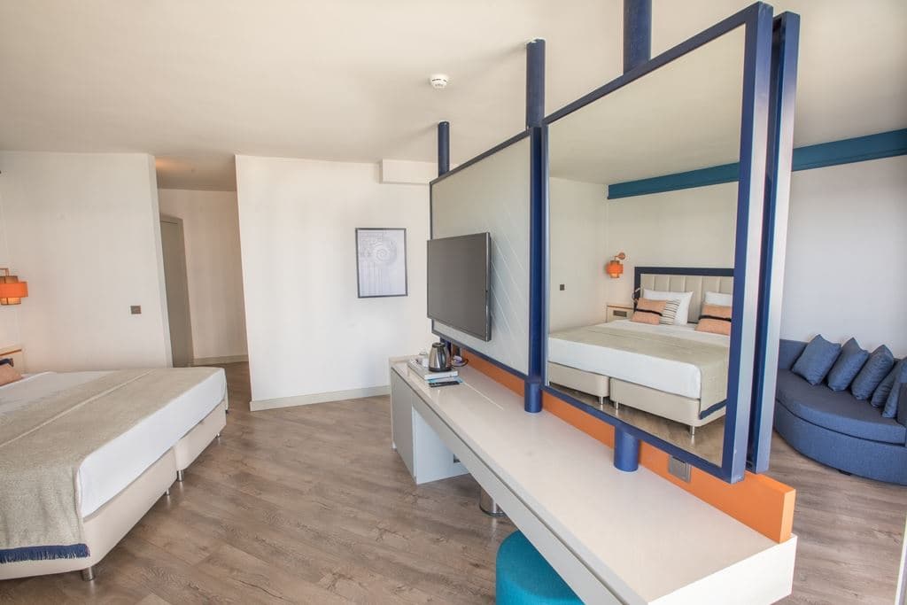 rooms-junior-suite-sea-view-with-balcony