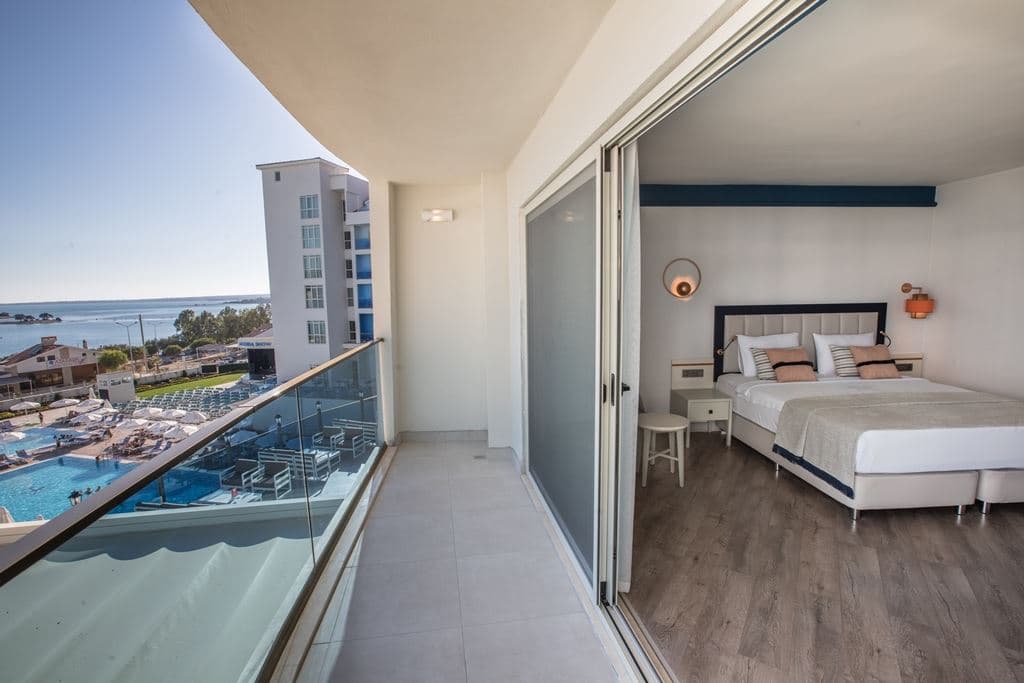 rooms-junior-suite-sea-view-with-balcony
