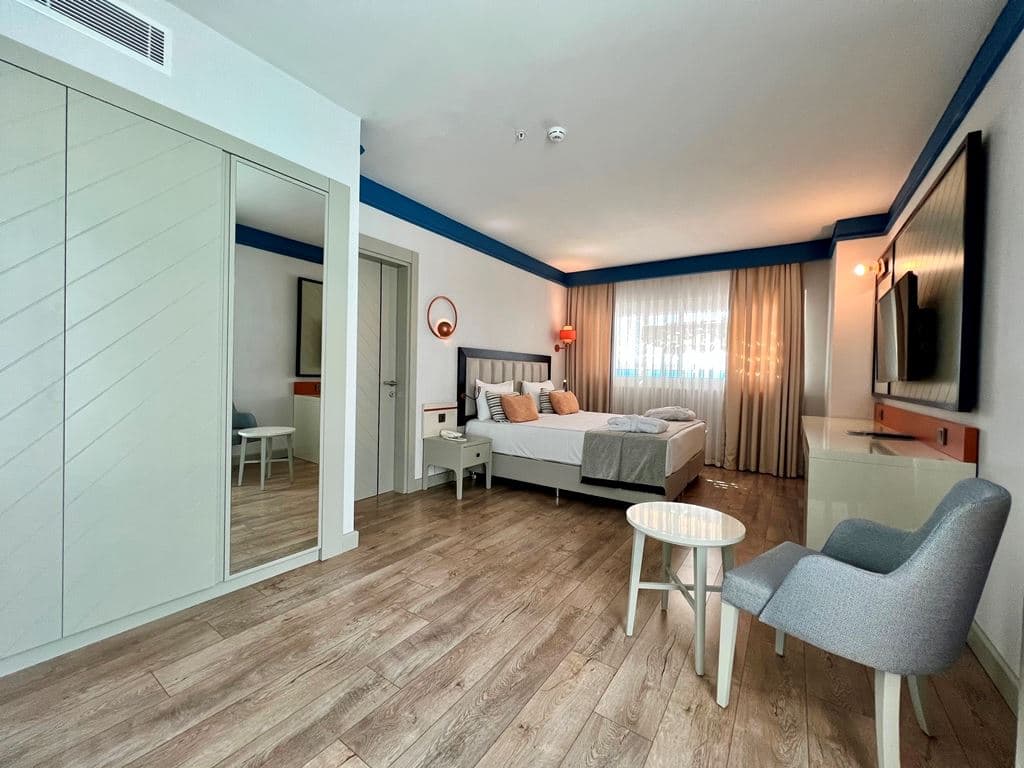 rooms-family-deluxe-room-sea-view-with-jacuzzi